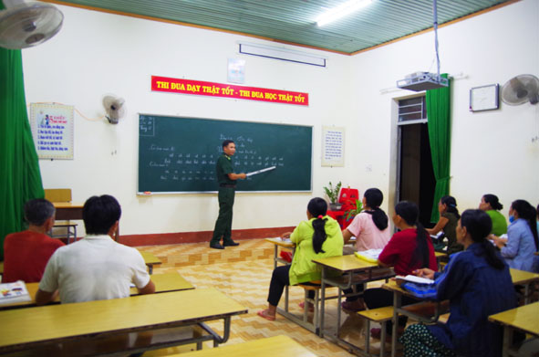 Một buổi học của lớp xóa mù chữ tại xã Ia R'vê.