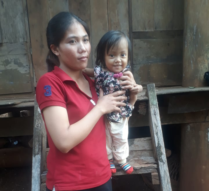 Chị H’Kriết và con gái H'Lanh.