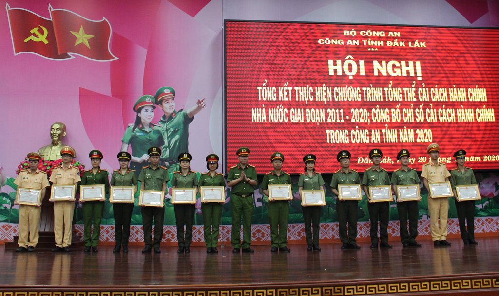 Trao Giấy khen của Công an tỉnh tặng các tập thể có thành tích xuất sắc trong công tác CCHC giai đoạn 2011 - 2020.