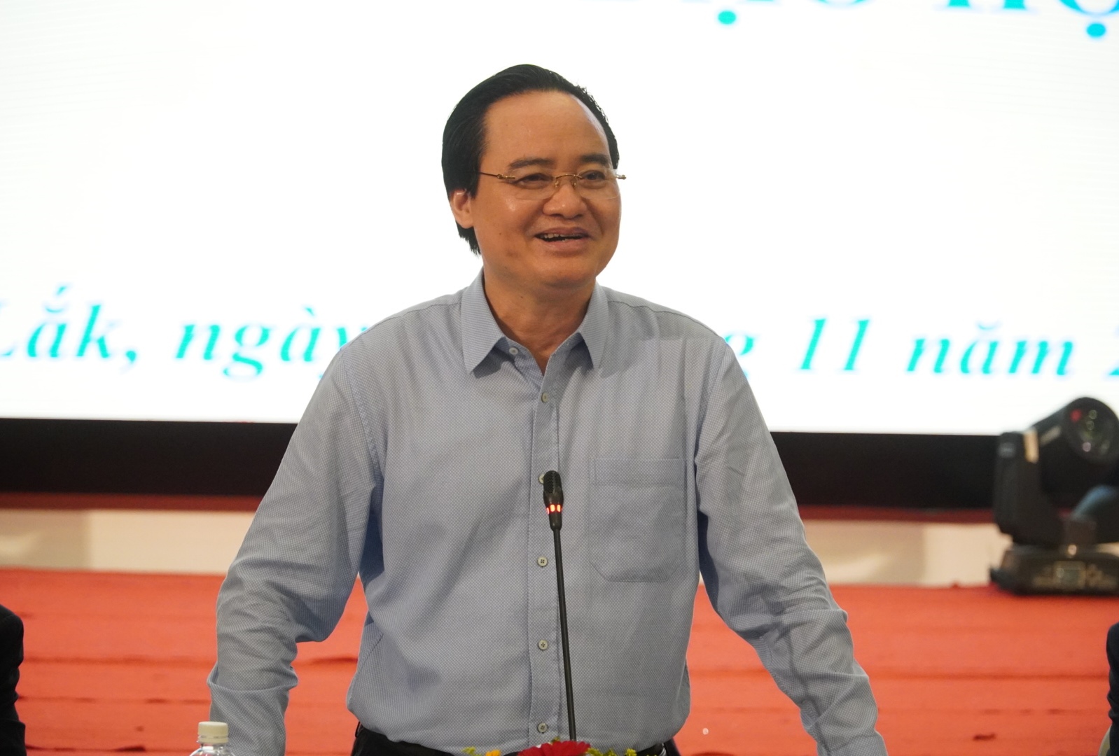 Ủy viên Ban Chấp hành Trung ương Đảng, Bộ trưởng Bộ GD-ĐT, GS.TS Phùng Xuân Nhạ phát biểu chỉ đạo tại hội nghị.