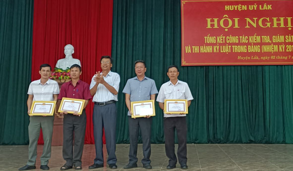 Các cá nhân có thành tích được khen thưởng trong công tác kiểm tra, giám sát và thi hành kỷ luật trong Đảng nhiệm kỳ 2015-2020.