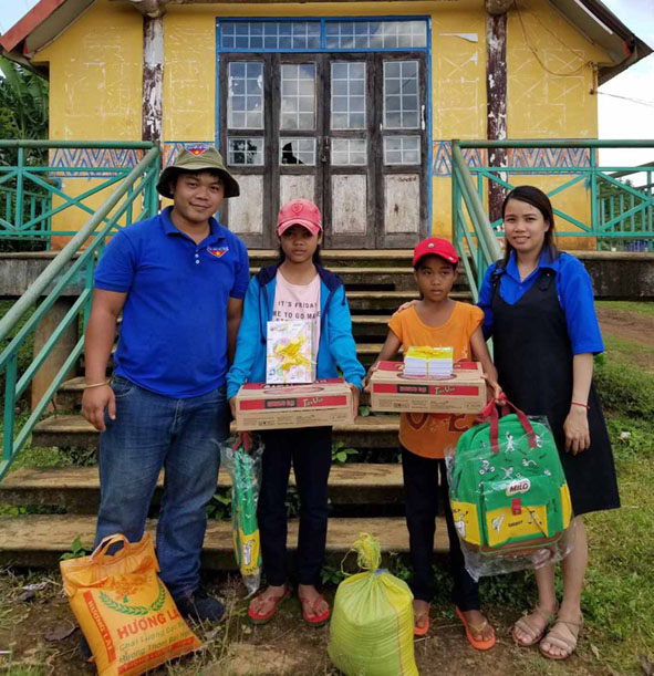 Anh Lê Dương Bá Ước tặng quà cho các em nhỏ ở xã Ea Knuếc (huyện Krông Pắc).