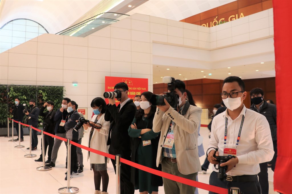 phóng viên tác nghiệp tại Đại hội Đảng XIII thực hiện nghiêm biện pháp phòng, chống COVID-19