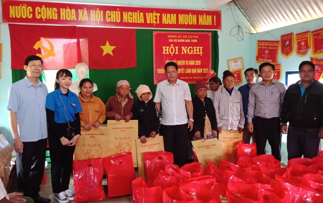 Lãnh đạo Văn phòng Tỉnh ủy tặng quà Tết cho bà con buôn kết nghĩa. 
