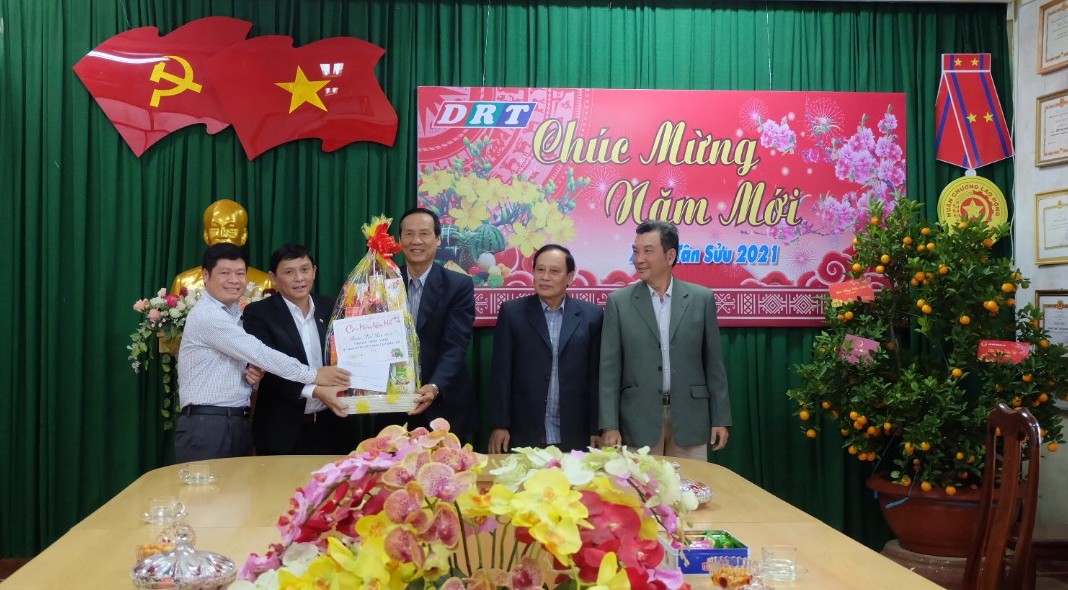 Đoàn đến thăm và chúc Tết Đài Phát thanh - Truyền hình tỉnh Đắk Lắk