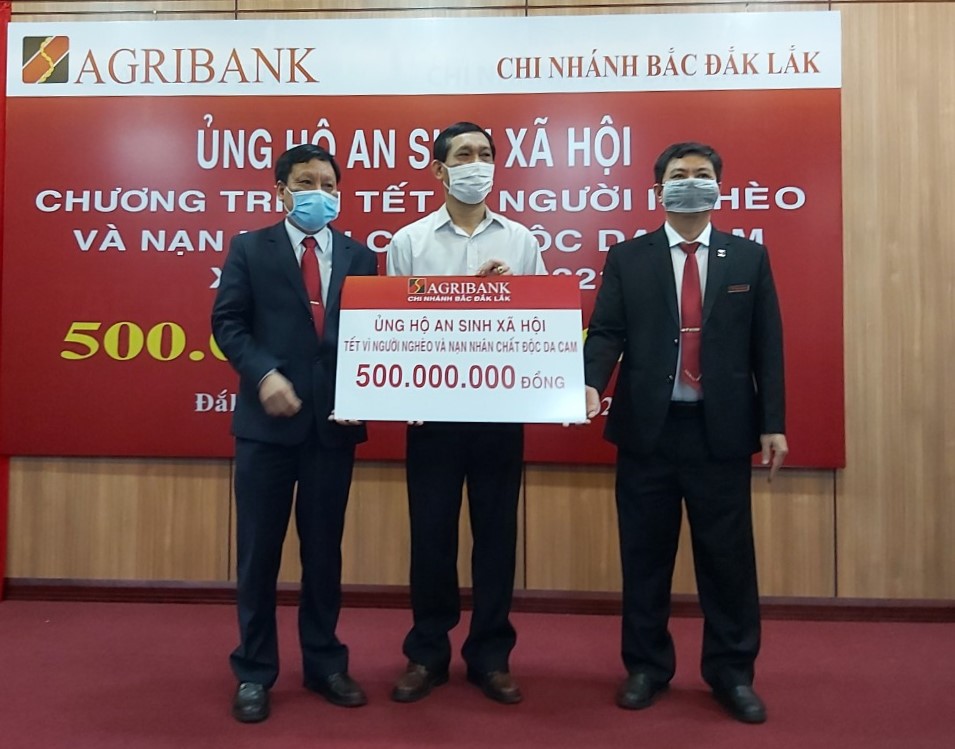 Lãnh đạo Agribank chi nhánh Bắc Đắk Lắk trao tặng