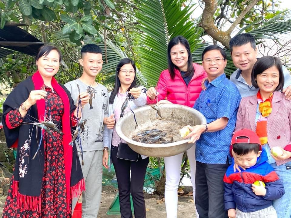 Khách hàng đến mua tôm càng xanh của gia đình anh Thành.