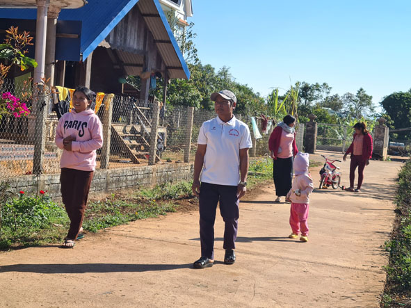 Ama Bhi đi kiểm tra, nắm bắt tình hình trong buôn.
