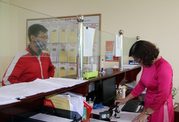 Cán bộ Cục Thuế tỉnh tiếp nhận hồ sơ của người nộp thuế tại trụ sở cơ quan thuế.