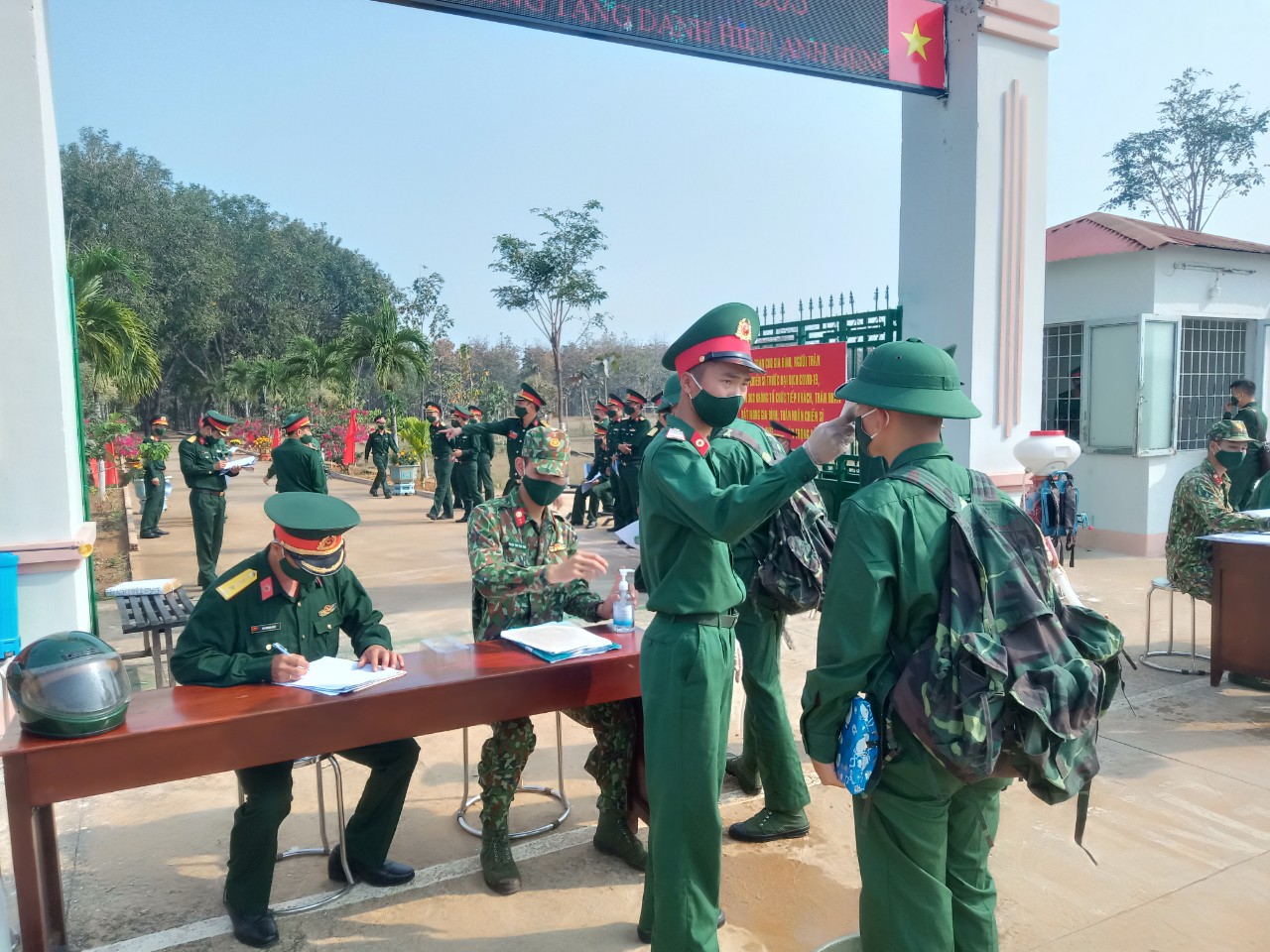 Chiến sĩ quân y Tiểu đoàn 303 kiểm tra thân nhiệt các tân binh trong ngày nhập ngũ.