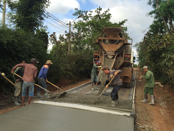 Một tuyến đường ở xã Ea Kiết được thảm bê tông.