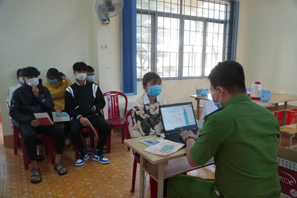 Công an huyện Krông Búk cấp thẻ căn cước công dân lưu động tại Trường THPT Phan Đăng Lưu (xã Pơng Drang).