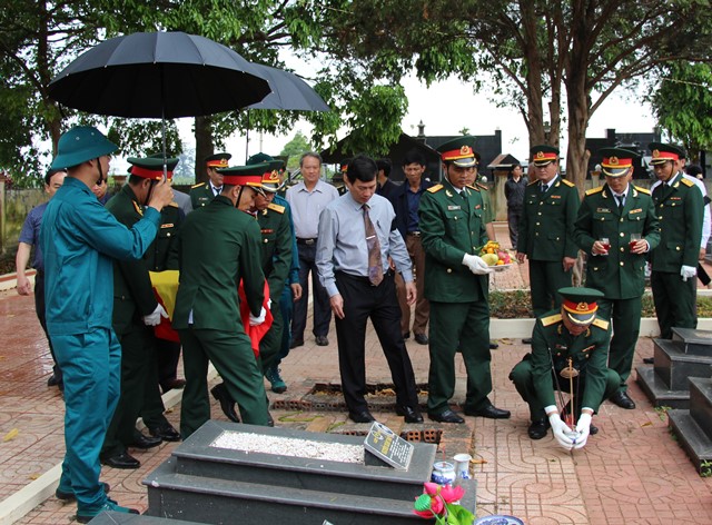 Các đại biểu tiễn đưa liệt sĩ an nghỉ trong lòng đất mẹ