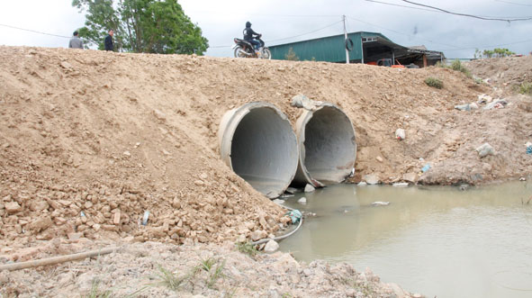 Cầu đá thôn 21, xã Cư Bông (huyện Ea Kar) mới chỉ được sửa chữa tạm thời.