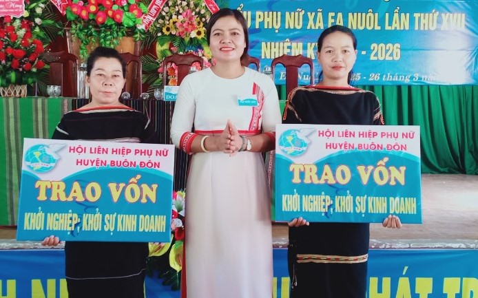 Hội LHPN huyện Buôn Đôn trao vốn khởi nghiệp cho hội viên phụ nữ nghèo xã Ea Nuôl.
