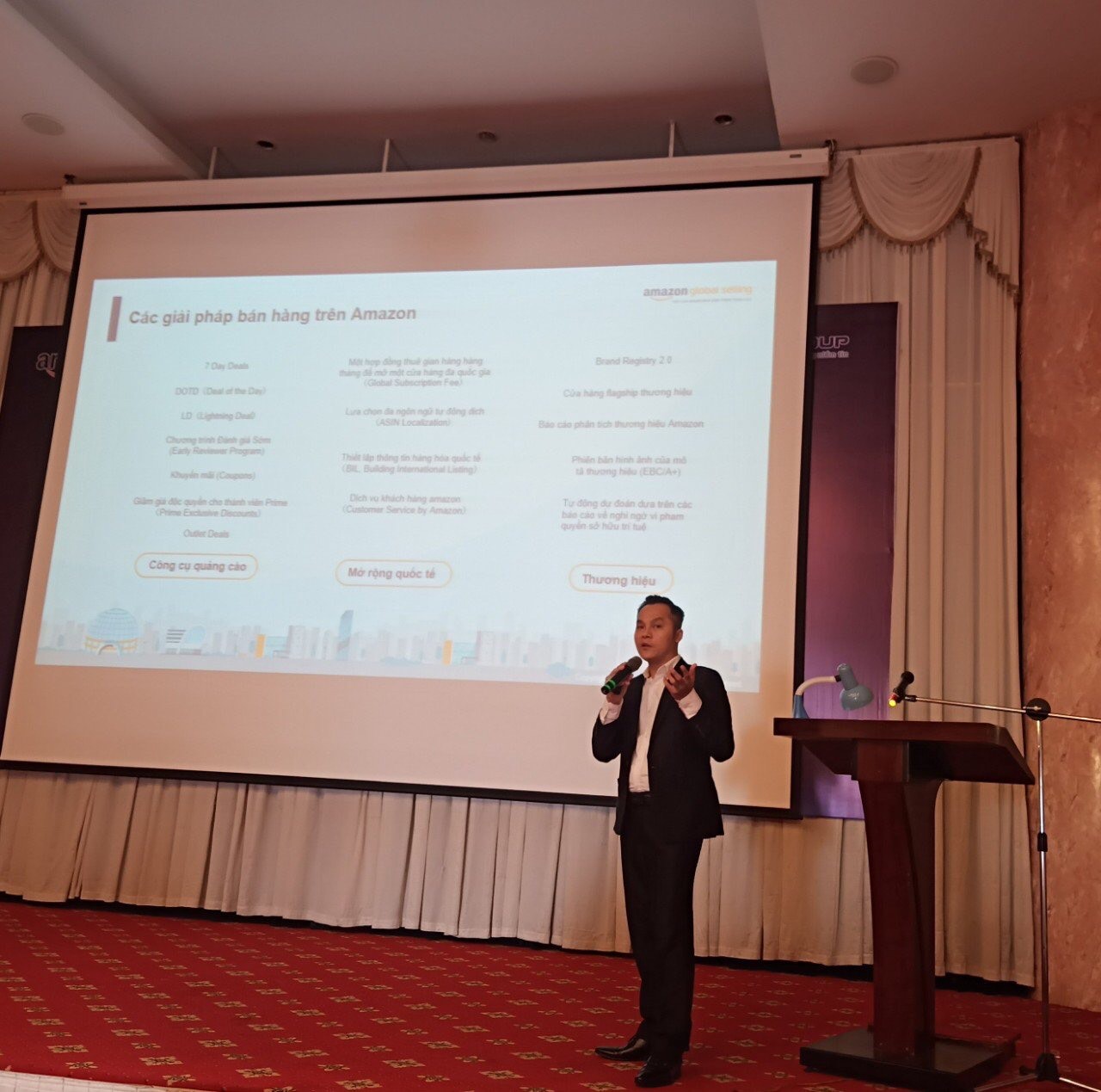 Chuyên gia giới thiệu về cách thức tham gia bán hàng trên Amazon cho các doanh nghiệp của tỉnh. 