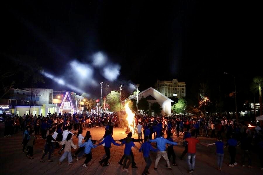 Giao lưu lửa trại truyền thống.