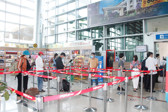 Hành khách làm thủ tục ở cửa kiểm soát an ninh Nhà ga Cảng Hàng không Buôn Ma Thuột.