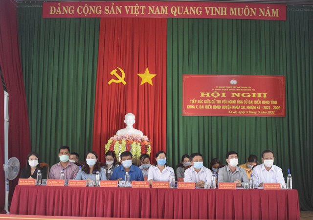 Các ứng viên ứng cử đại biểu HĐND các cấp tại hội nghị tiếp xúc cử tri