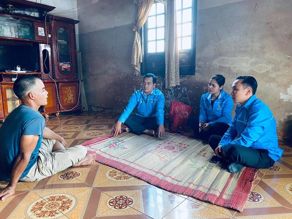 Cán bộ Huyện Đoàn, Đoàn xã Ea H'đing trao đổi, nắm bắt tình hình tư tưởng của cán bộ, đoàn viên thanh niên.