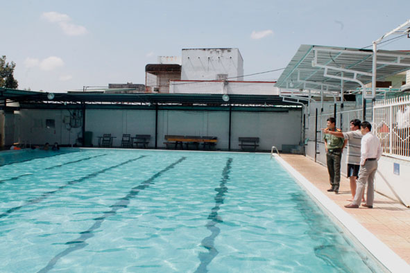 Lực lượng chức năng kiểm tra công tác bảo đảm an toàn ở hồ bơi Cao Nguyên (TP. Buôn Ma Thuột).