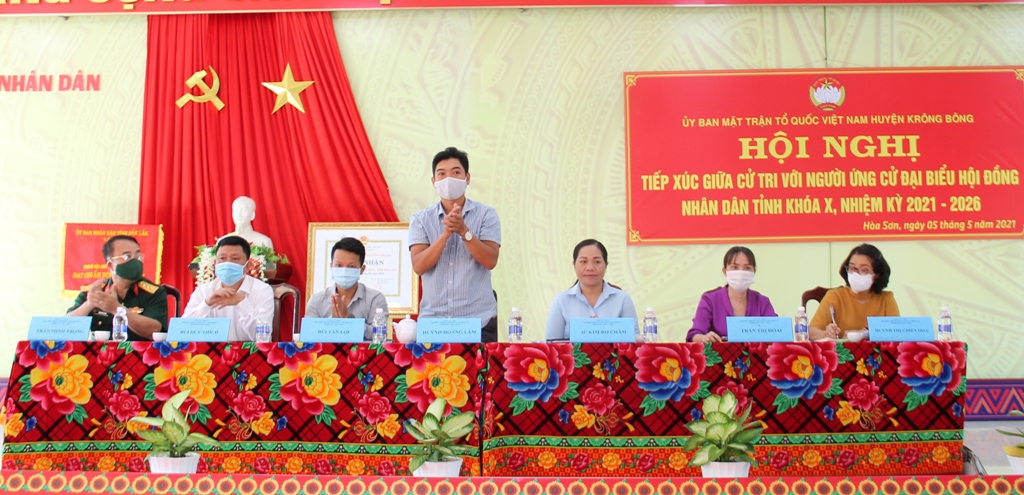 Các ứng cử viên đại biểu HĐND tỉnh khóa X, nhiệm kỳ 2021 - 2026 thuộc đơn vị bầu cử số 17 tại buổi tiếp xúc cử tri.