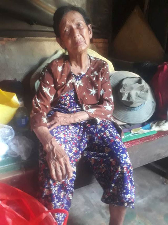 Bà Bích trong ngôi nhà gỗ lụp xụp.  