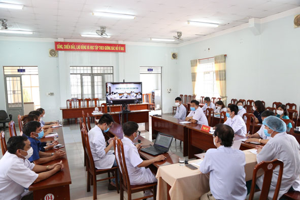 Hội chẩn trực tiếp về điều trị COVID-19 giữa đầu cầu Bệnh viện Lao và bệnh phổi tỉnh với Tiểu ban điều trị COVID-19 quốc gia.