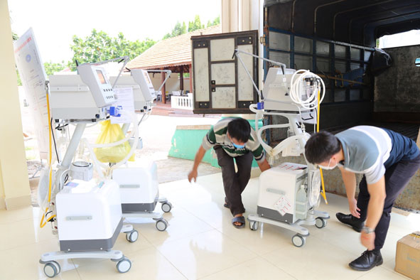 Trang thiết bị y tế được điều chuyển từ Bệnh viện Đa khoa vùng Tây Nguyên đến Bệnh viện Lao và bệnh phổi tỉnh phục vụ điều trị bệnh nhân COVID-19.