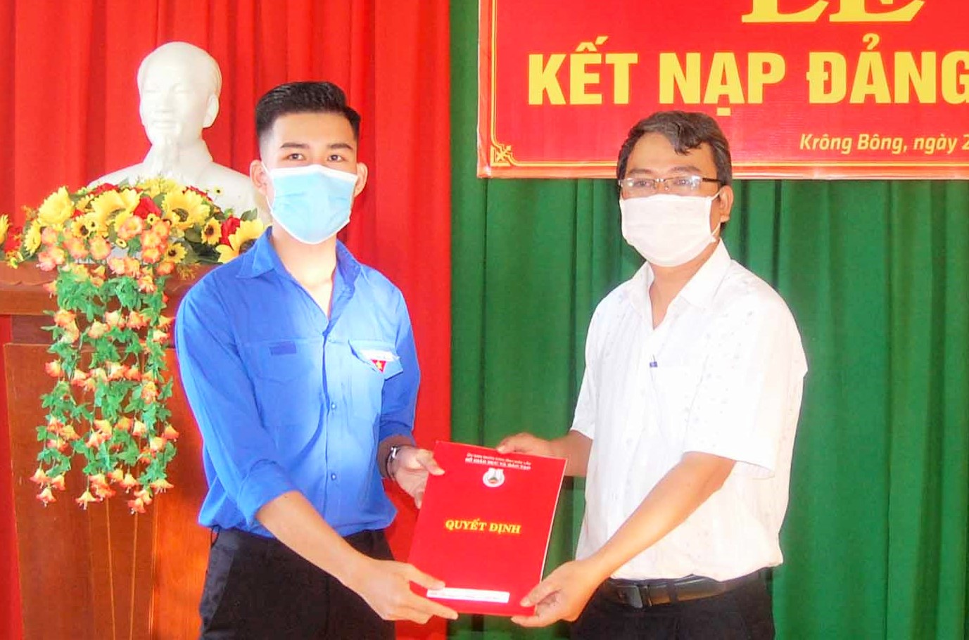 Hoàng Minh Quốc, Bí thư Chi bộ 2, Đảng bộ Trường THPT Krông Bông đã công bố Quyết định kết nạp đảng viên