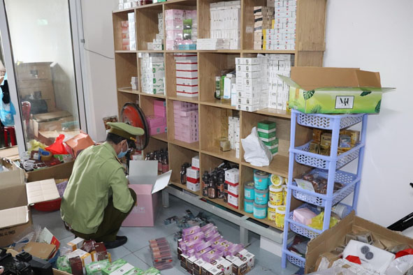 Lần theo dấu vết kinh doanh trên mạng xã hội, Cục Quản lý thị trường Đắk Lắk phát hiện kho hàng ở TP. Buôn Ma Thuột chứa nhiều loại mỹ phẩm không rõ nguồn gốc, xuất xứ.