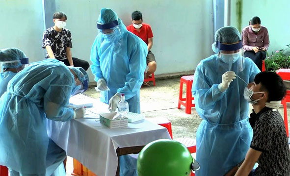 Trung tâm Y tế huyện Ea Kar lấy mẫu xét nghiệm COVID-19 của người dân trên địa bàn thị trấn EaKnốp trở về địa phương từ các vùng có dịch COVID-19.