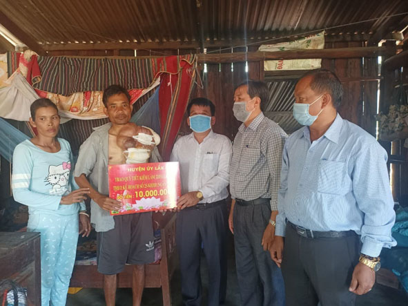 Đoàn công tác của huyện cùng chính quyền địa phương trao tiền hỗ trợ từ Quỹ tiết kiệm làm theo lời Bác tặng anh Y Tang Liêng Hót, buôn Hang Ja, xã Bông Krang.