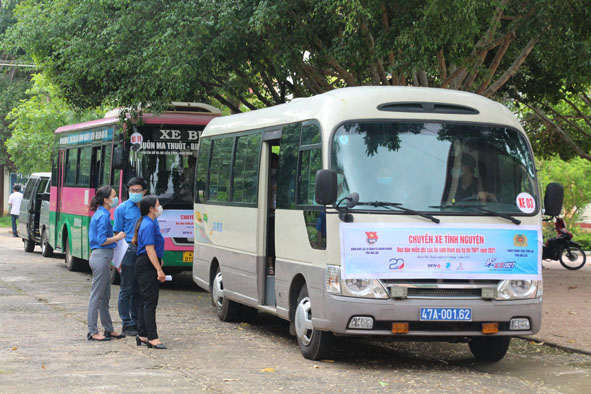 Chuyến xe tình nguyện hỗ trợ đưa đón các thí sinh.
