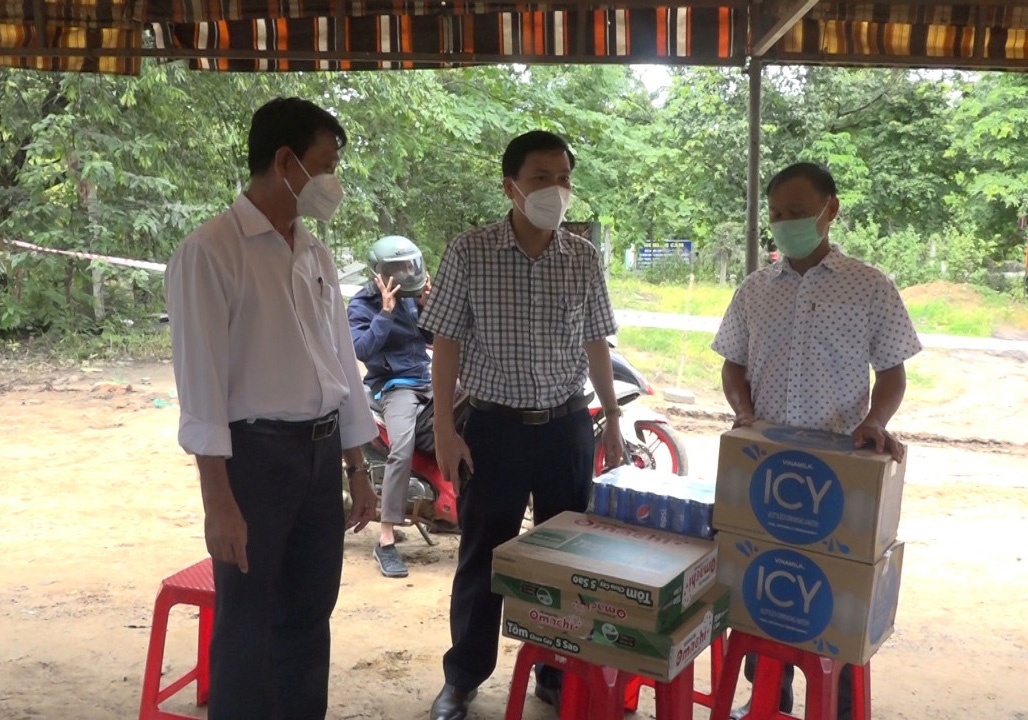 Phó Chủ tịch UBND huyện Ea Súp Phạm Công (người đứng giữa) thăm hỏi, tặng quà cho lực lượng tại chốt kiểm soát xã Cư Mlan