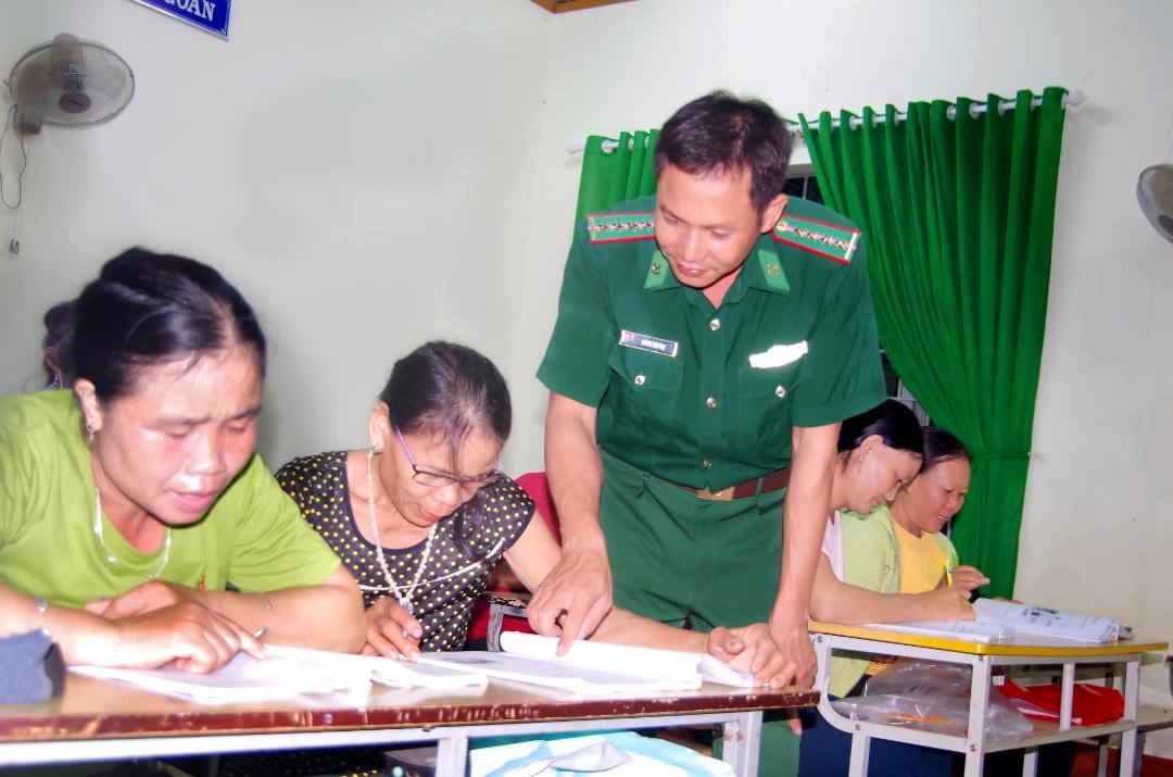 Lớp học xóa mù chữ của những thầy giáo quân hàm xanh tại xã biên giới Ia R'vê (huyện Ea Súp).