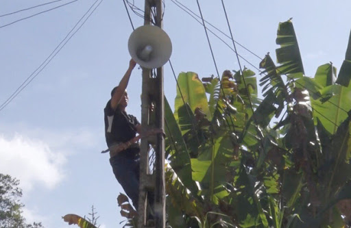 Cán bộ truyền thanh cơ sở kiểm tra cụm loa tuyên truyền tại xã Ea Lê, huyện Ea Súp.